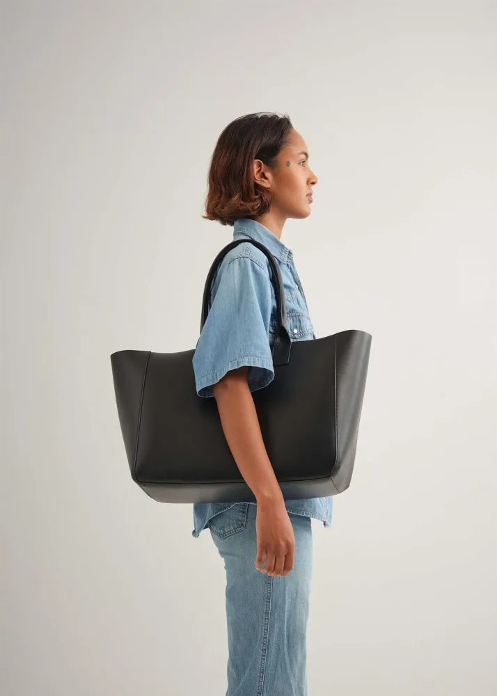 Koné - Large Filippo Bag - Vitello Black - Bilde 3
