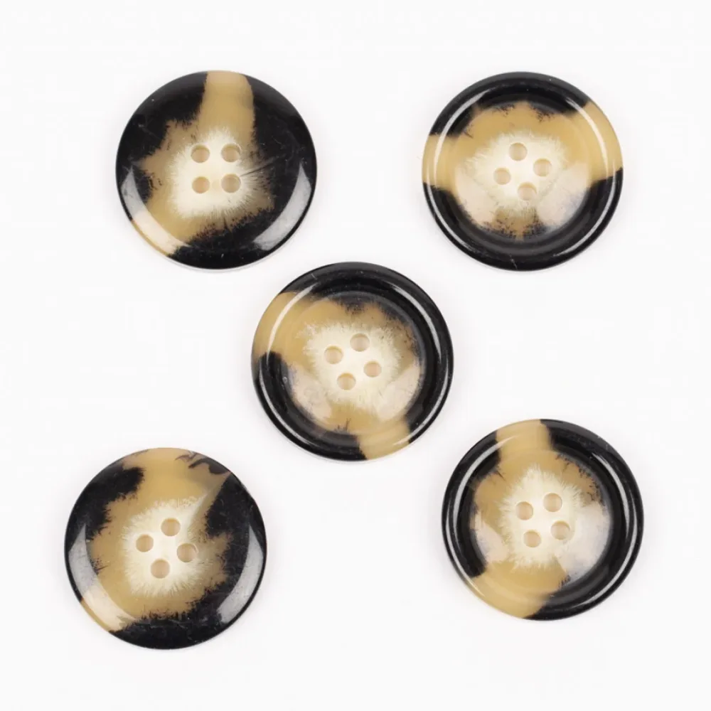 Knapp, 23mm – Imitation Horn (Mocha 713)