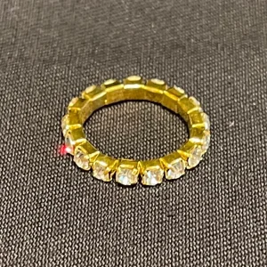 Ring med rhinestones, elastisk. Ø: 23mm