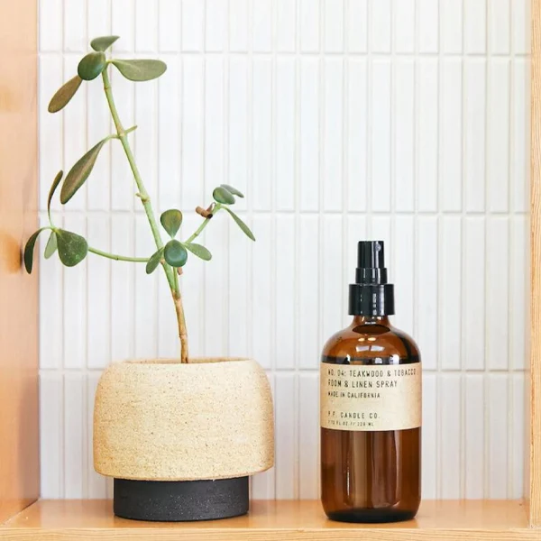 Teakwood and Tobacco Room and Linen Spray - By P.F. Candle Co. - Bilde 2