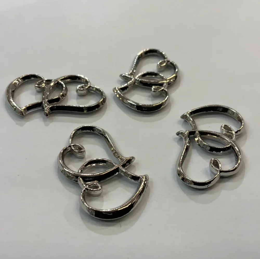 Charms – dobbelt hjerte – sølvfarget metall 4 stk